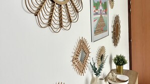 A wall with various decorative mirrors and a framed picture. - Appartement Duplex Bélize (Fort-de-France)