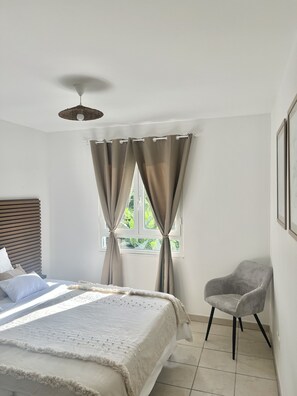 2 slaapkamers, een strijkplank/strijkijzer, reisbedje, gratis wifi