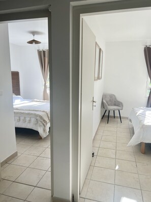 2 chambres, fer et planche à repasser, lit de bébé portatif