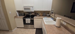 Køleskab, mikrobølgeovn, ovn, kogeplade