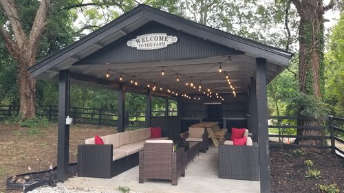 Spacious 5-bedroom Farmhouse and Tiny House Combo close to Atlanta