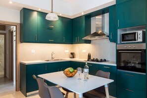 Kühlschrank, Mikrowelle, Ofen, Wasserkocher mit Kaffee-/Teezubehör