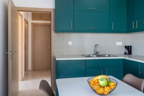 Refrigerador, microondas, horno y cafetera y tetera 