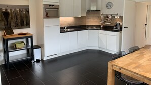 Kaffetrakter/tekoker, kjøleskap, mikrobølgeovn og ovn