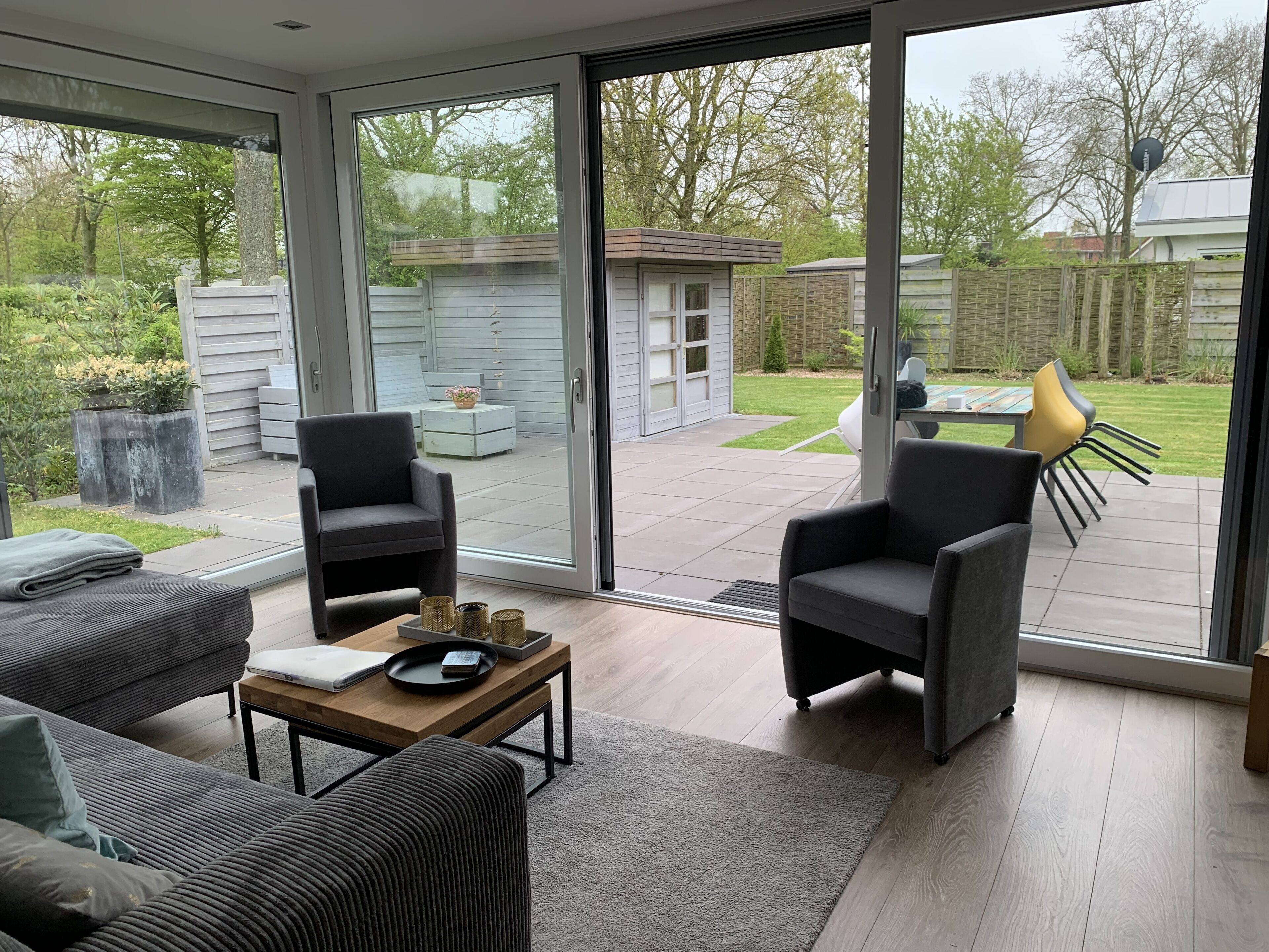 Tv, dvd-spelare, böcker och en stereo