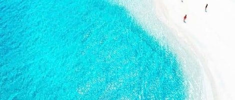 På stranden, solstolar och strandhanddukar