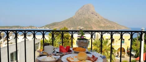 Free daily cooked-to-order breakfast