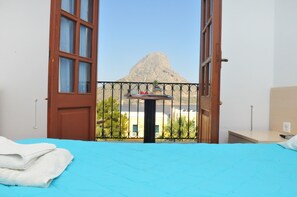 客房内保险箱、遮光窗帘、免费 WiFi