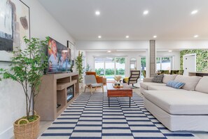 Smart TV, fireplace