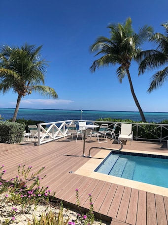 2 piscinas al aire libre, camas de piscina gratis, sombrillas