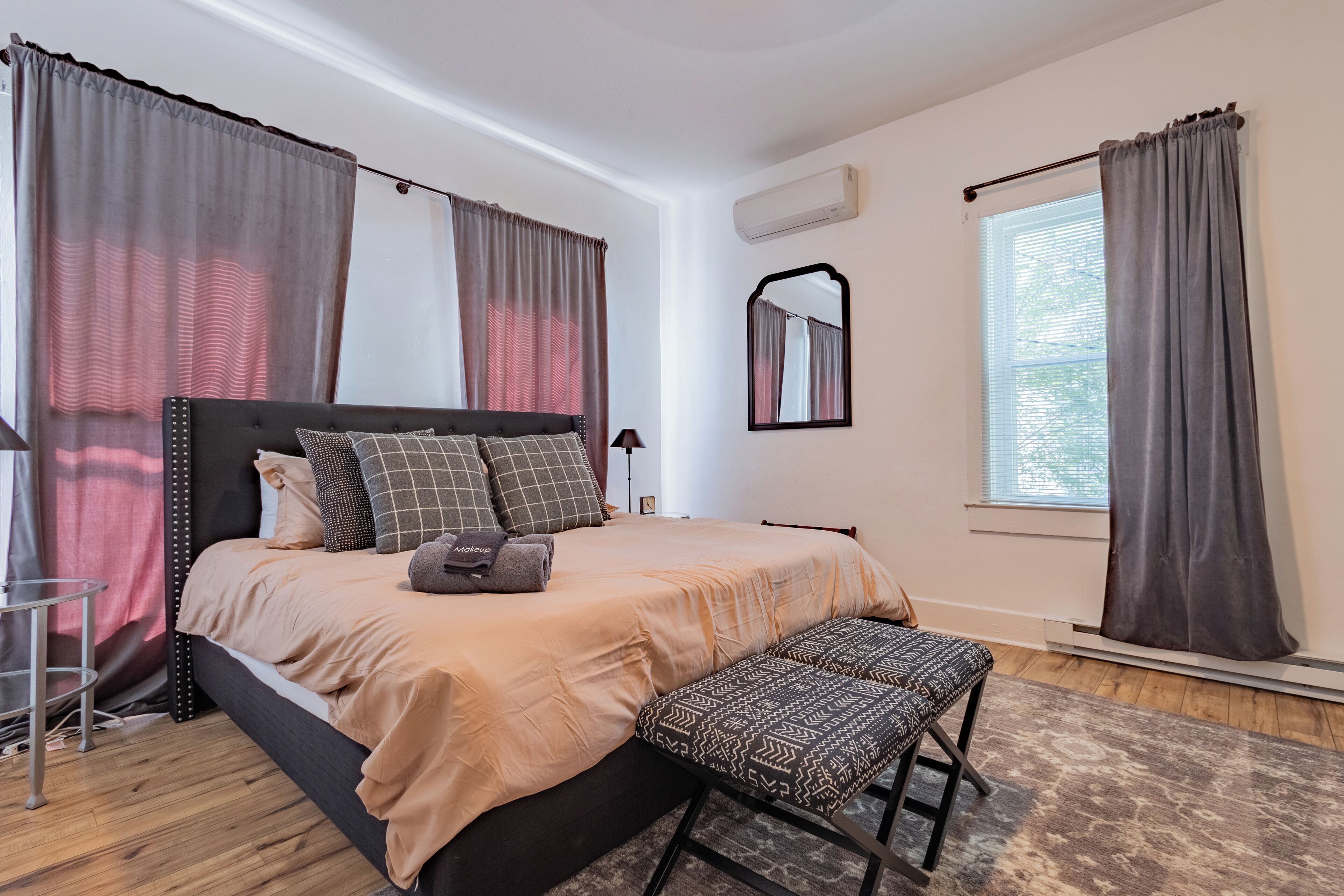 2 habitaciones, escritorio, tabla de planchar con plancha y wifi gratis 