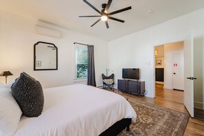 2 bedrooms, desk, iron/ironing board, free WiFi - 2bd 2bath, Bourbon Trail Cottage Fenced Yard (Frankfort)