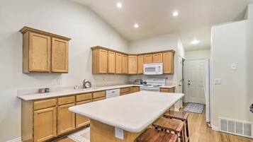 Kylskåp, mikrovågsugn, ugn och diskmaskin