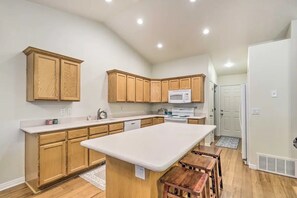 冷蔵庫、電子レンジ、オーブン、食器洗い機