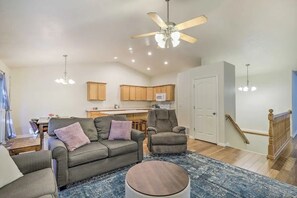 TV, offices - Cozy Orem Gem - Perfect Location (Orem)