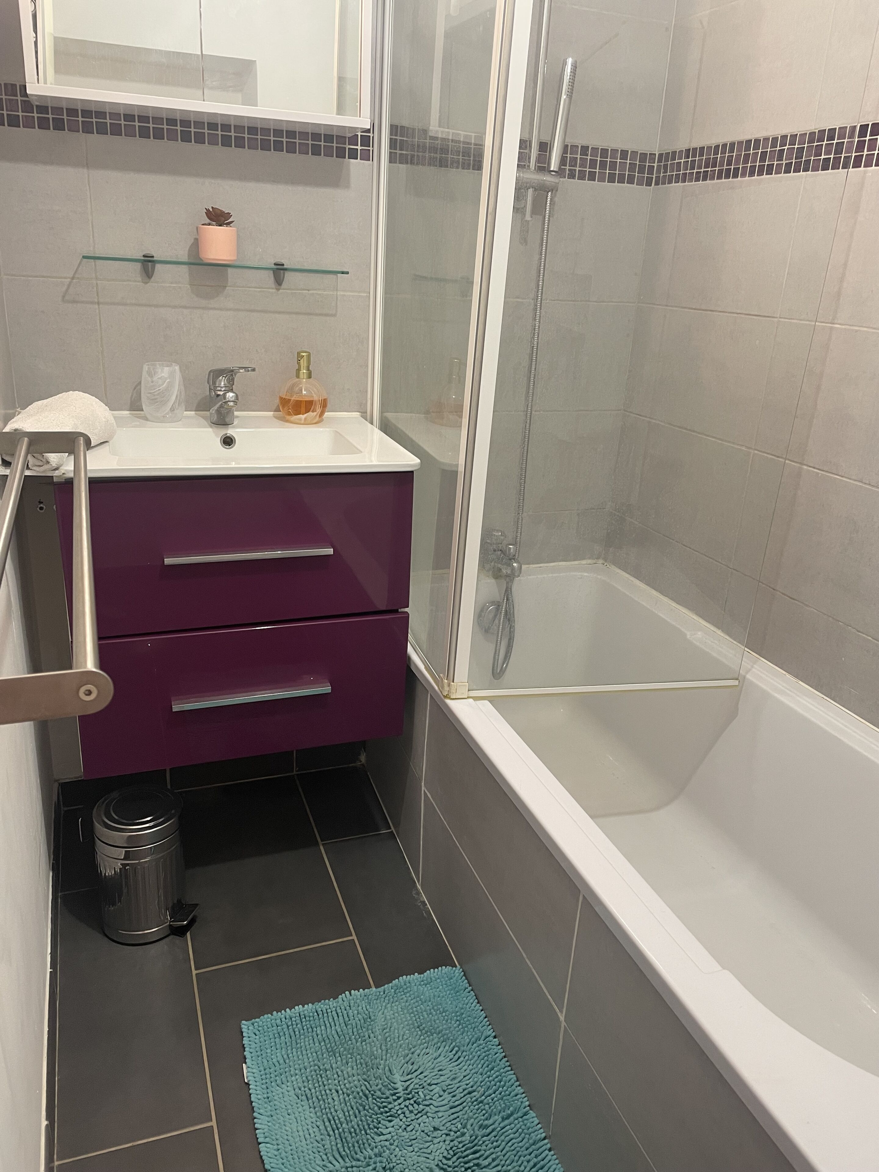 Sèche-cheveux, serviettes fournies, savon, shampoing