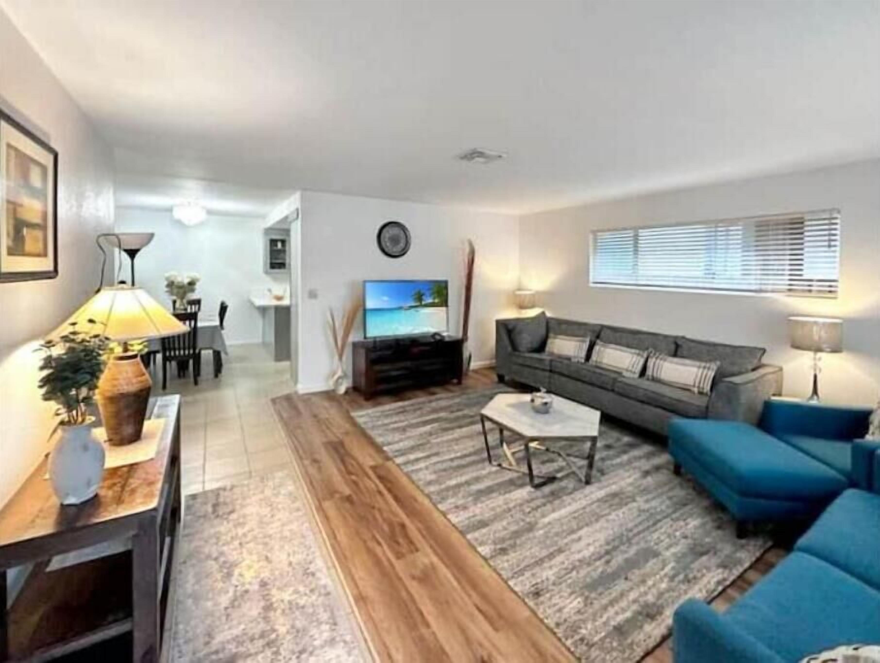 Luxurious spacious remodeled 2bd/2bth back house!