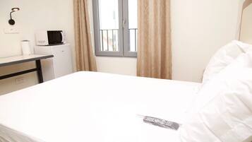 Deluxe Double Room | Desk, WiFi (free), bed sheets
