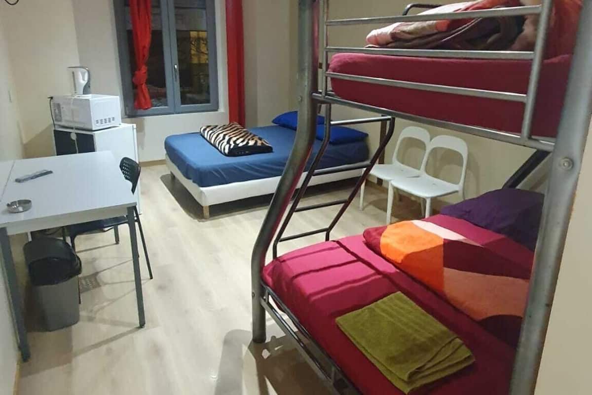 家庭房 | 办公桌、免费 WiFi、床单