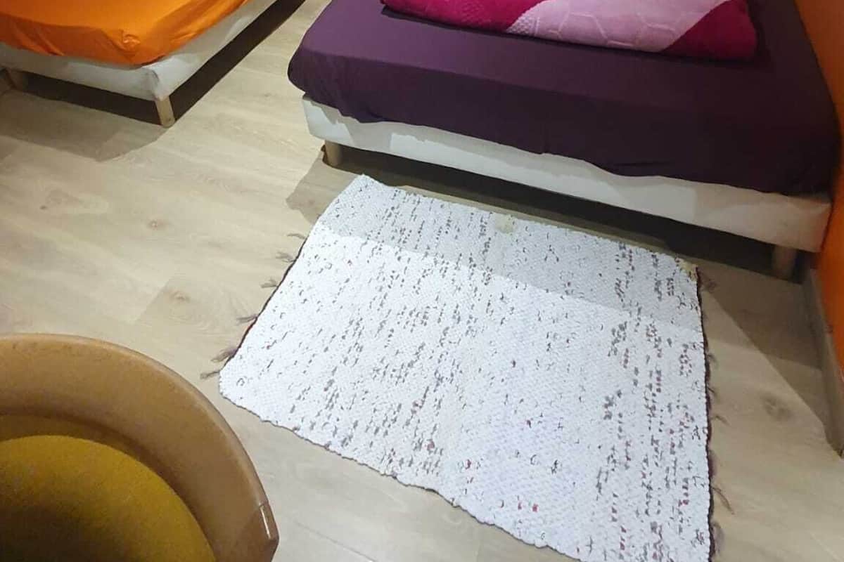 经典三人房 | 办公桌、免费 WiFi、床单