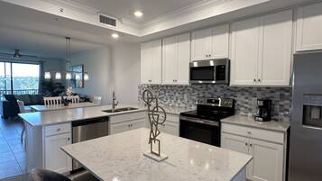 Micro-ondes, four, plaque de cuisson, lave-vaisselle