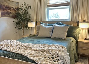 4 bedrooms, iron/ironing board, WiFi, bed sheets - 4-bedroom house in peaceful Waterbury Center with Hot tub, ample parking  (Waterbury Center)