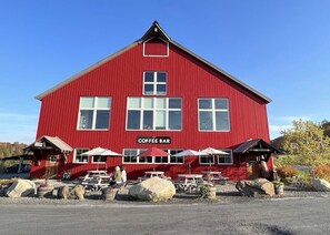 Exterior - 4-bedroom house in peaceful Waterbury Center with Hot tub, ample parking  (Waterbury Center)