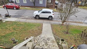 Una escalera de concreto que lleva a una zona residencial con una casa al fondo.