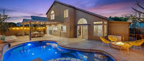 Alberca al aire libre y alberca climatizada