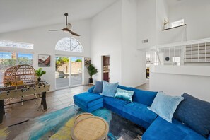 Smart-tv, bordsfotboll och böcker