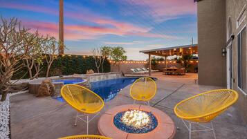 Una piscina al aire libre, una piscina climatizada