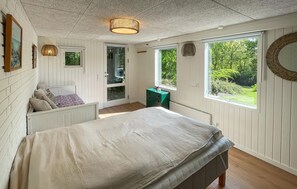 2 bedrooms, travel crib, free WiFi