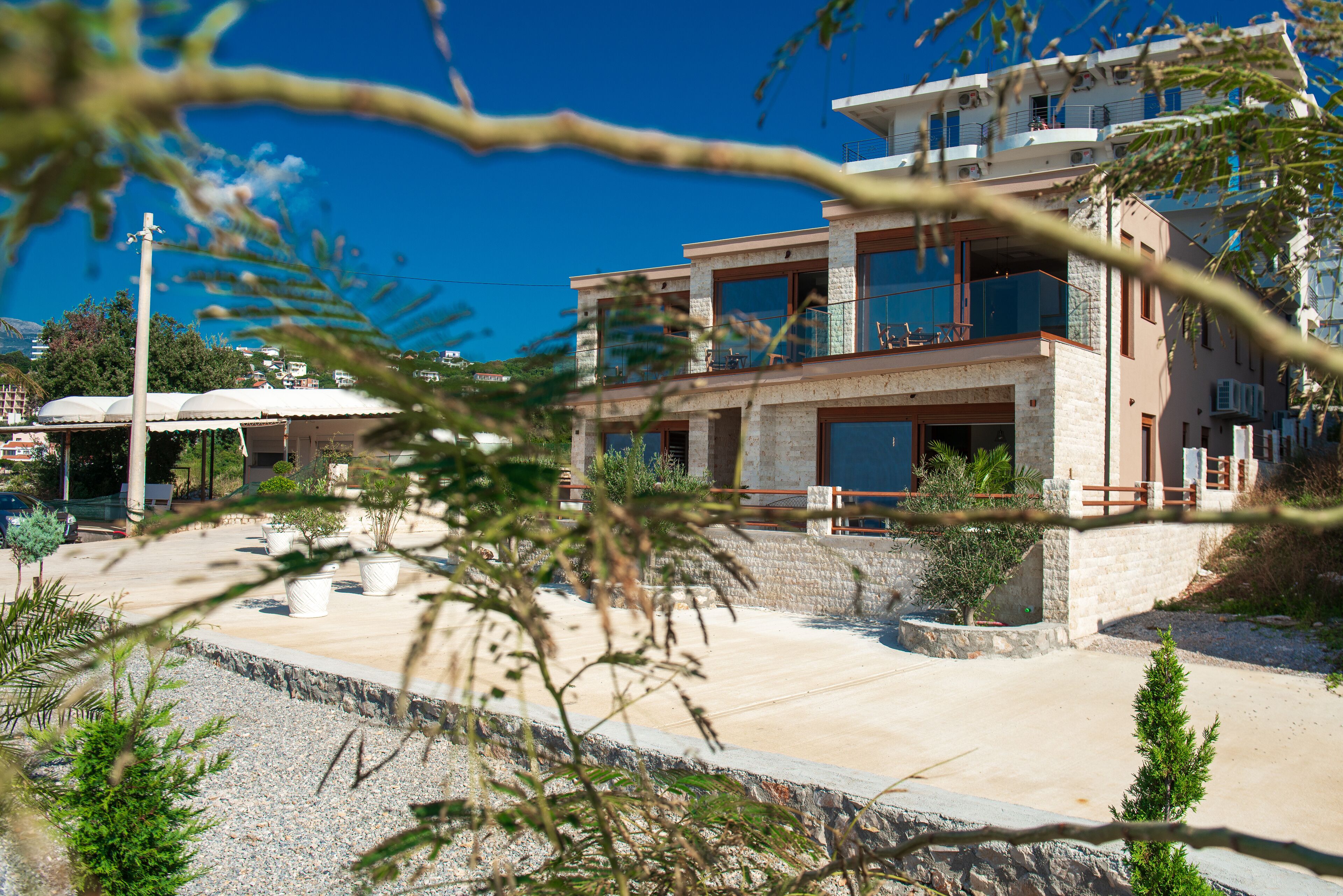 Vista frontal de la propiedad