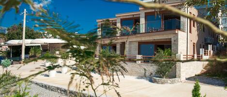 Vista frontal de la propiedad