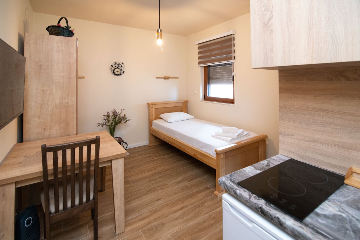 Klassieke studio (AP6) | 2 slaapkamers, bedden met traagschuimmatras, individueel gedecoreerd