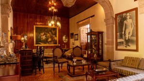 Lobby sitting area - LA CASA B & B (Patzcuaro)