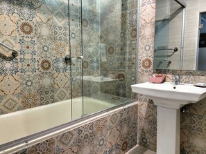 Classic Double Room | Bathroom | Free toiletries - LA CASA B & B (Patzcuaro)