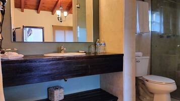 Classic Double Room | Bathroom | Free toiletries