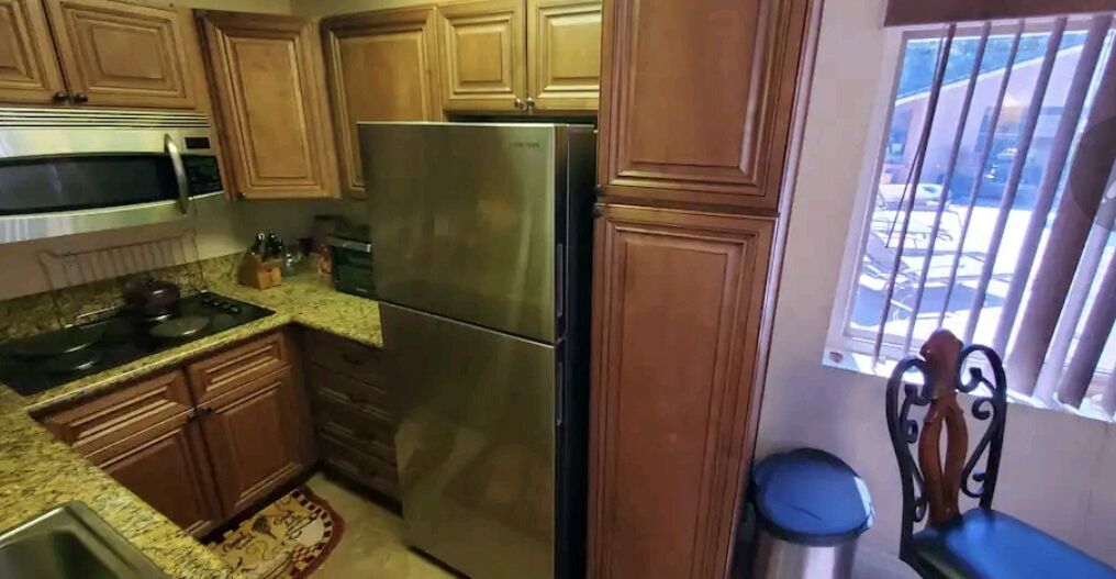 Kühlschrank, Mikrowelle, Herdplatte, Geschirrspüler