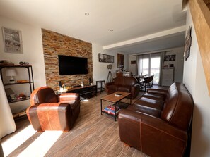 Smart-tv, videospelletjes, een dvd-speler en boeken