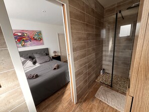 4 Schlafzimmer, Bügeleisen/Bügelbrett, Reisekinderbett, WLAN