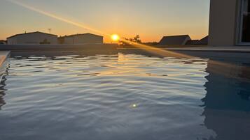 Een buitenzwembad, een verwarmd zwembad