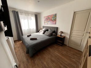 4 slaapkamers, een strijkplank/strijkijzer, reisbedje, wifi