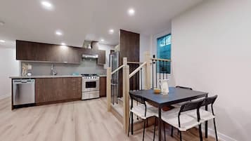 Fridge, oven, stovetop, dishwasher