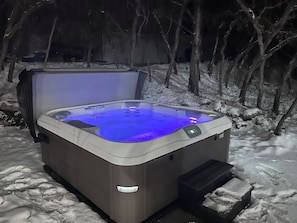 Outdoor spa tub - DEER CAVERN secluded 4 bedroom 2 bath house East Sandy base of Alta & Snowbird (Sandy)