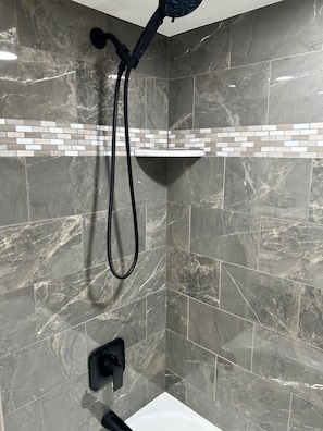 Shower, hair dryer, towels, soap - DEER CAVERN secluded 4 bedroom 2 bath house East Sandy base of Alta & Snowbird (Sandy)