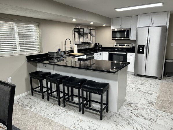 Refrigerador, microondas, lavavajillas y tetera eléctrica 