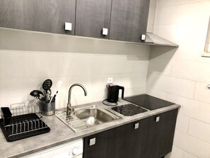 Kühlschrank, Mikrowelle, Geschirrspüler, Toaster