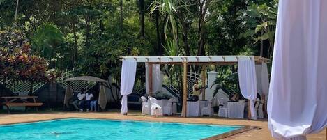 Piscine extérieure, parasols de plage, chaises longues