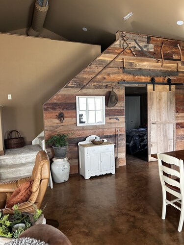 Cozy cabin that sleeps 6  with AC and WiFi on beautiful Palo Pinto lake..